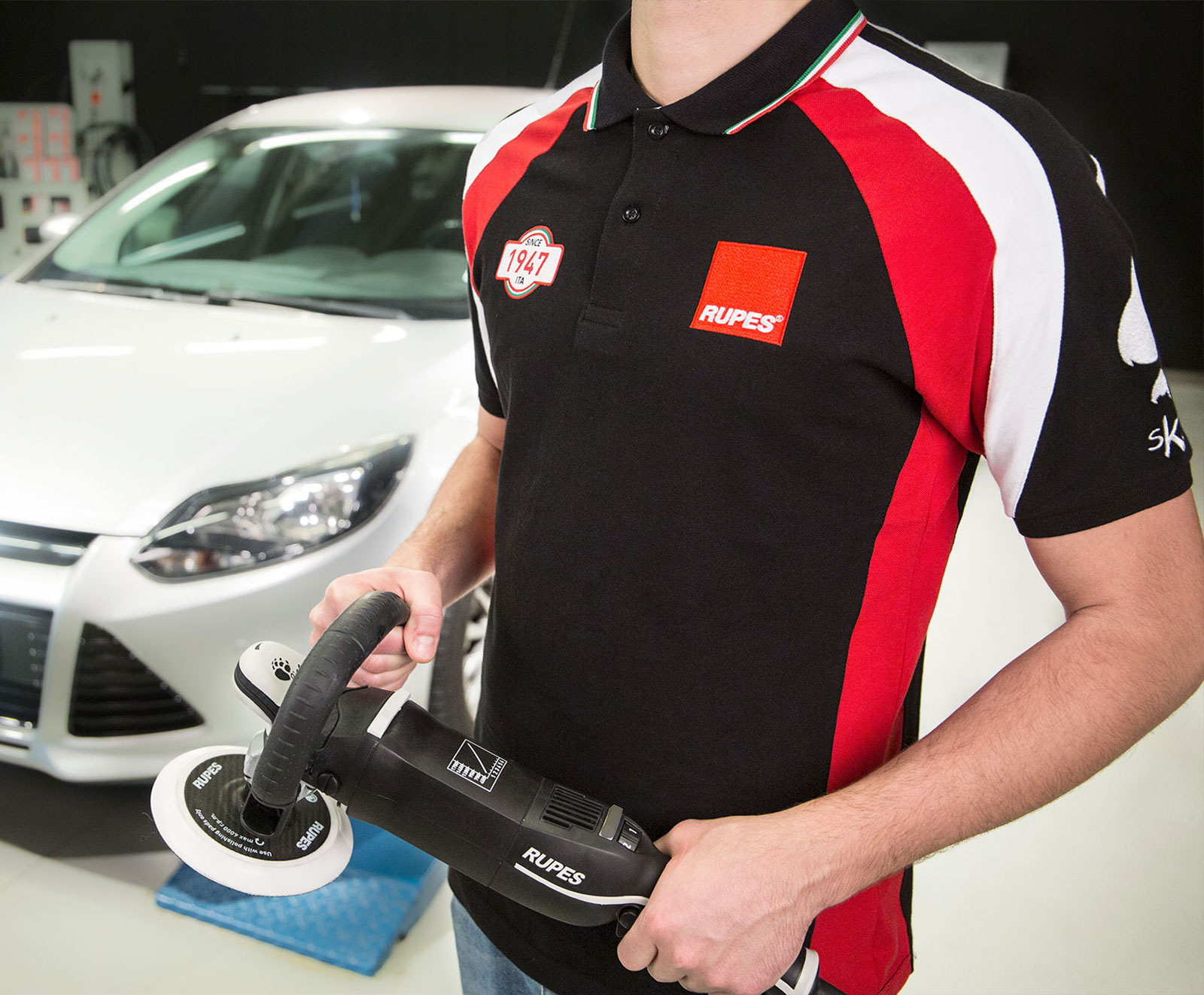 9Z1062-polo_ambientata Polo Racing rossa e nera- Gallery photo 11